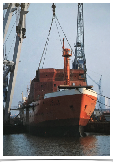 FS SONNE receives new deck and 
bridge compartments.
