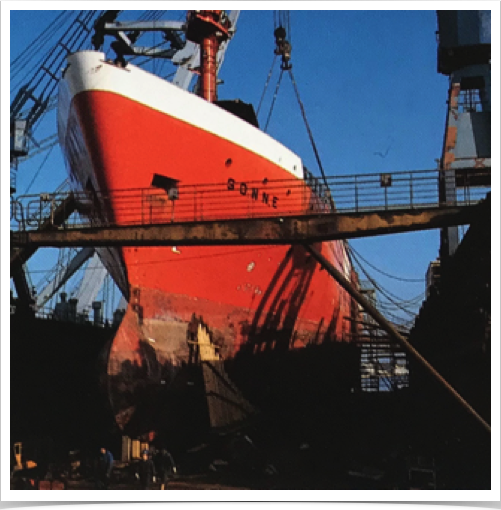 FS SONNE in dry dock in Bremerhaven, Germany - in preparation for reconstruction and lengthening.
FS SONNE in dry dock in Bremerhaven, Germany - in preparation for reconstruction and lengthening.